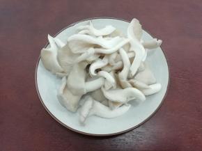 杏鲍菇洗干净从中间撕开