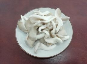 杏鲍菇洗干净从中间撕开
