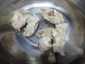 汤锅里多加一些水，然后把焯好的大骨放入锅中