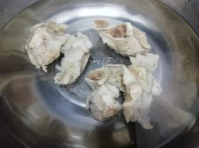 汤锅里多加一些水，然后把焯好的大骨放入锅中
