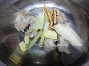 再放入葱，姜，党参