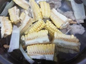 再把玉米条放入锅中大火烧开，然后转中火煲30分钟