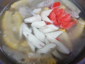 再放入胡萝卜和山药块煲20分钟