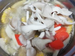 最后放入杏鲍菇15分钟，然后再放入适量的盐煲两分钟，即可关火出锅