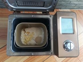 除黄油外所有食材放入面包桶里，启动面包机和面20分钟