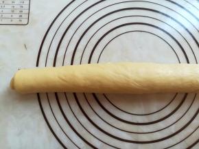 面团从下往上卷起来