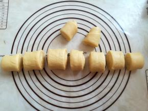 首尾2侧先切出2朵花型的样子，其他面团平均切成7份