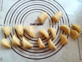 7个小面团对半切成14块，花型面团拿1朵对半切开