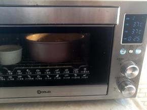 面团放到烤箱里，37度发酵25分钟，烤箱里放一碗温水保持湿度，如果是室温下发酵发到1.5倍大，不需要发太大，烤出来容易变形