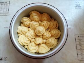 面团发酵好后取出，预热烤箱