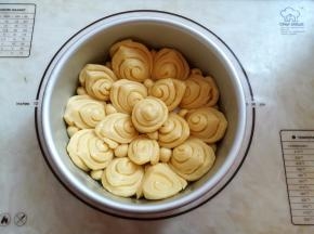 面团发酵好后取出，预热烤箱