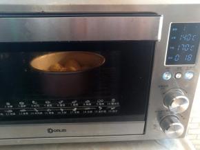 面团放入烤箱上火140度下火170度时间18分钟