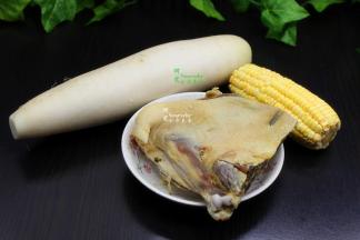 食材：腊鸭、白萝卜、玉米、生姜。