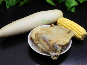 食材：腊鸭、白萝卜、玉米、生姜。