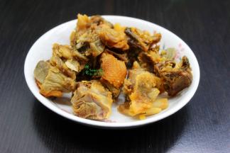 腊鸭用清水浸泡，洗净，斩块。腊鸭是本身有盐，需要用清水浸泡去盐，否则太咸。