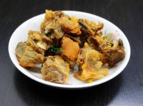 腊鸭用清水浸泡，洗净，斩块。腊鸭是本身有盐，需要用清水浸泡去盐，否则太咸。