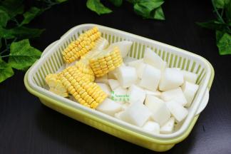 胡萝卜去皮，洗净切块，玉米洗净切段，从中间切块，不仅能煮出玉米的甜味，吃的是也方便。