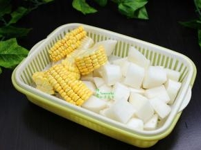 胡萝卜去皮，洗净切块，玉米洗净切段，从中间切块，不仅能煮出玉米的甜味，吃的是也方便。