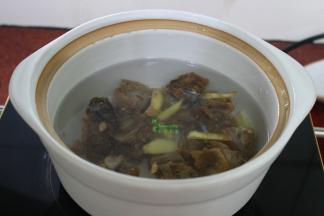 生姜洗净，切片，放入砂锅，然后把切好的腊鸭一起放入锅里，加如适量的清水。