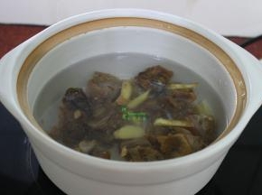 生姜洗净，切片，放入砂锅，然后把切好的腊鸭一起放入锅里，加如适量的清水。