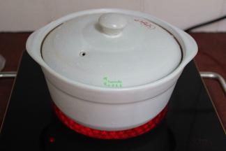 盖上盖子，大火煮沸之后，改为中小火慢炖1小时。如果没有砂锅的可以用压力锅，每个压力锅不同，煲煮的时长不同。