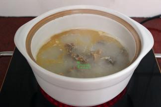 这是熬煮1小时之后的腊鸭汤，咸鲜香，味道很好，汤汁浓稠。