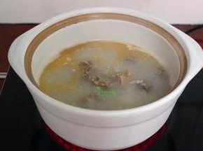 这是熬煮1小时之后的腊鸭汤，咸鲜香，味道很好，汤汁浓稠。