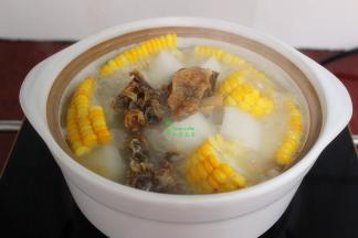 把切好的白萝卜块、玉米块一起放腊鸭砂锅，再炖20分钟，萝卜喝玉米都非常入味，腊鸭不咸，有股清香甜味，汤汁也很好喝。