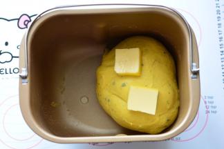 准备好面包的所有材料，用称称量出来重量
按照先液体，后粉类，上层糖、盐的顺序放入面包桶中（冬天天气冷了，需要把酵母先用液体化开）
揉至面团光滑，加入软化的黄油