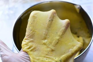 揉至完全吸收，面团能拉出薄膜就可以了