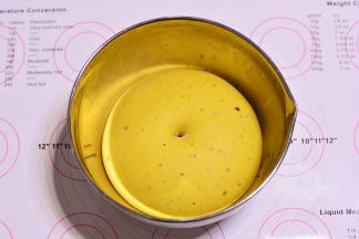 揉好的面团，盖保鲜膜，放在大碗中进行基础发酵，面团发酵到1.5-2倍大，手指沾面粉戳一个洞，不回缩、不塌陷，发酵完成。