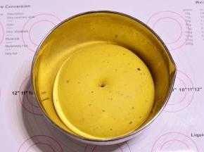 揉好的面团，盖保鲜膜，放在大碗中进行基础发酵，面团发酵到1.5-2倍大，手指沾面粉戳一个洞，不回缩、不塌陷，发酵完成。