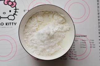 把麻薯除黄油和蔓越莓外，所有的材料，放在一个大碗里，用手动打蛋器，搅拌均匀，让液体和粉类充分融合，上面盖保鲜膜，上锅蒸10-15分钟，（根据碗的大小，来调整时间，如果用盘子，时间就可以短一点）