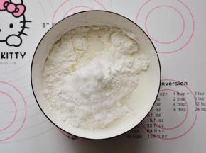把麻薯除黄油和蔓越莓外，所有的材料，放在一个大碗里，用手动打蛋器，搅拌均匀，让液体和粉类充分融合，上面盖保鲜膜，上锅蒸10-15分钟，（根据碗的大小，来调整时间，如果用盘子，时间就可以短一点）