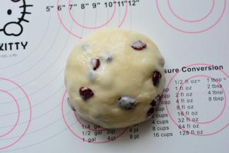 如果不喜欢大点的蔓越莓，可以切碎，变成蔓越莓碎，加入到里面，揉均匀，放在一边备用