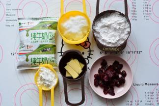 在发酵面团的时候，我们来做麻薯，准备好麻薯所有的材料，用称称量出来重量