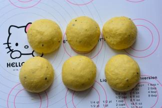 发酵好的面团，进行排气，面团平均分成6个小面团，揉圆，进行松驰，大概15分钟，