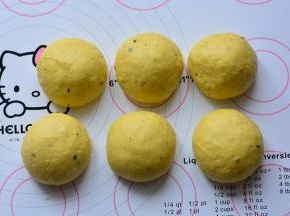 发酵好的面团，进行排气，面团平均分成6个小面团，揉圆，进行松驰，大概15分钟，