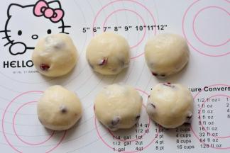 麻薯团也平均分成6个，放在一边备用