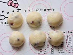 麻薯团也平均分成6个，放在一边备用