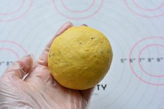 用大拇手指按压，旁边的手指往上推，慢慢的整成圆形，