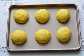 依次把所有的面团全部整形好，放在烤盘里面，进行发酵，如果天气冷，可以用烤箱发酵，35度左右，发酵