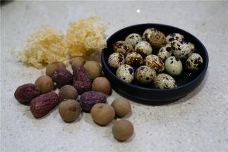 备好如图所用食材：桂圆干10粒，银耳2小朵，鹌鹑蛋1份，红枣5粒，红糖及枸杞适量
