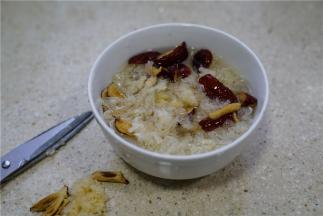将红枣洗好去核，银耳去黄根蒂再剪细碎，然后泡洗好备用。