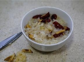 将红枣洗好去核，银耳去黄根蒂再剪细碎，然后泡洗好备用。
