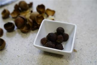 桂圆发洗一遍之后，去壳再过水备用。