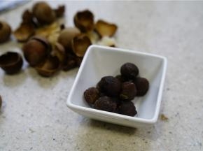 桂圆发洗一遍之后，去壳再过水备用。