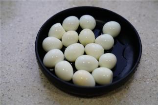 鹌鹑蛋煮好去壳备用。