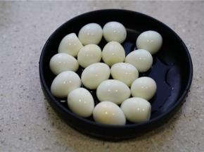 鹌鹑蛋煮好去壳备用。