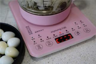 除鹌鹑蛋之后，其它食材都入养生壶里，选择滋补品模式进行炖煮。